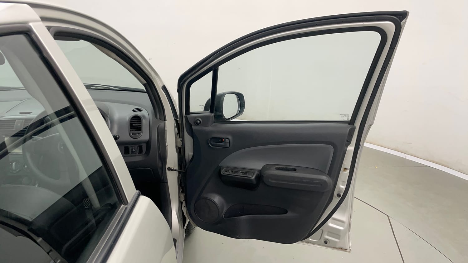Used 2014 Maruti Suzuki Ritz Lxi BS-IV Petrol Manual interior RIGHT FRONT DOOR OPEN VIEW