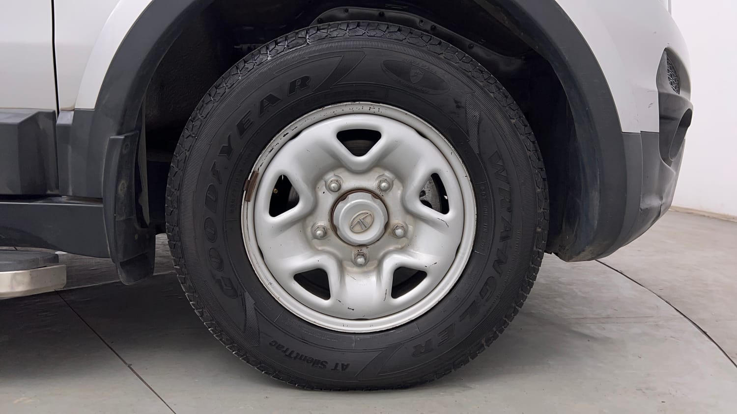 Used 2017 Tata Hexa XM 4x2 7 STR Diesel Manual tyres RIGHT FRONT TYRE RIM VIEW