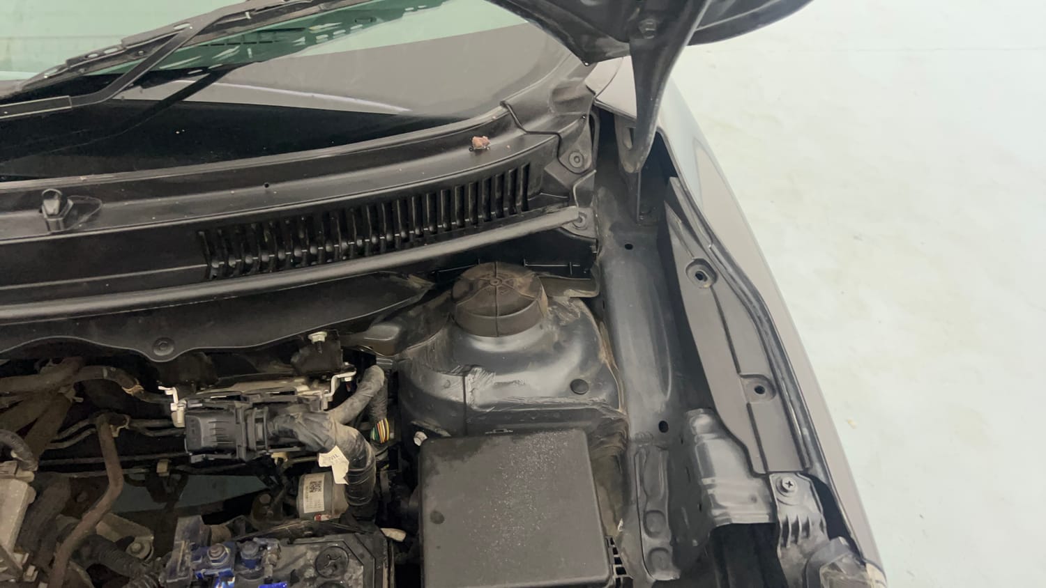 Used 2022 Maruti Suzuki Baleno Delta MT Petrol Manual engine ENGINE LEFT SIDE HINGE & APRON VIEW