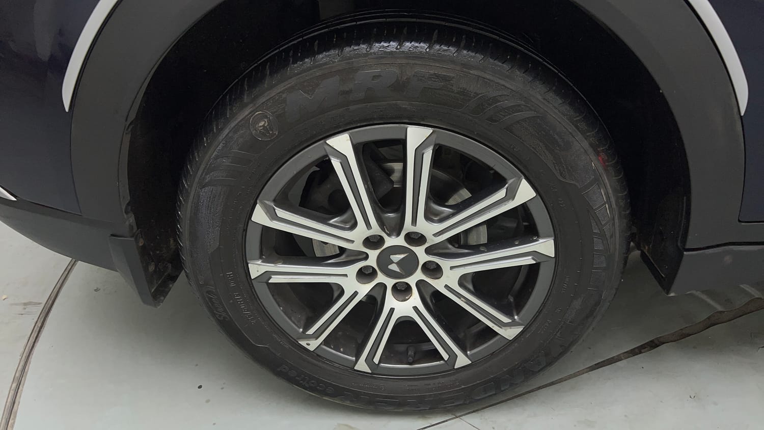 Used 2021 Mahindra XUV700 AX 7 Diesel AT Luxury Pack 7 STR Diesel Automatic tyres RIGHT REAR TYRE RIM VIEW