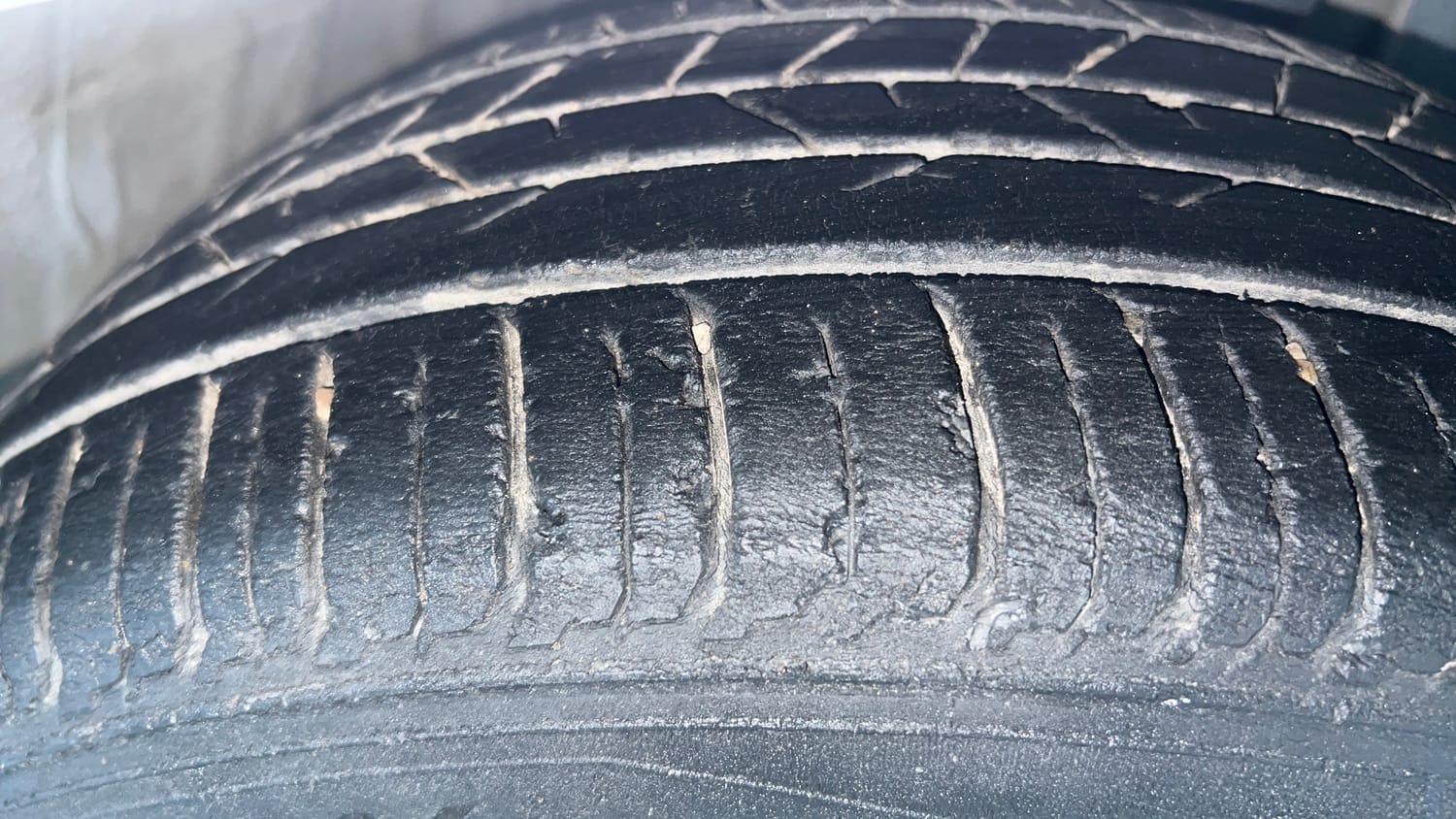 Used 2023 Hyundai i20 Sportz 1.2 IVT Petrol Automatic tyres RIGHT FRONT TYRE TREAD VIEW