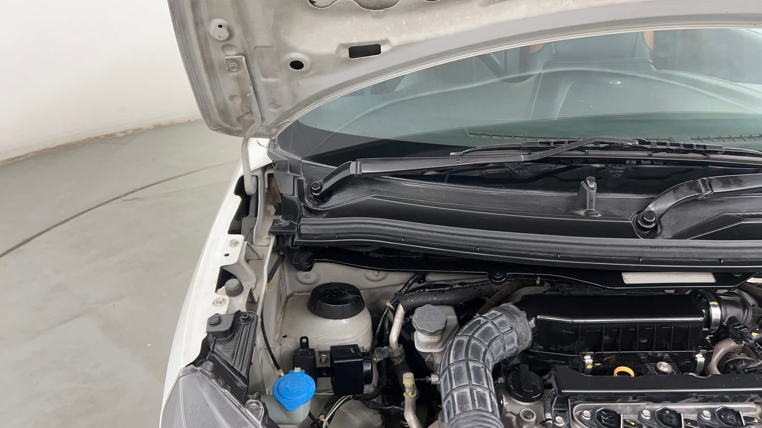Used 2019 Maruti Suzuki Wagon R 1.0 VXI AMT Petrol Automatic engine ENGINE RIGHT SIDE HINGE & APRON VIEW