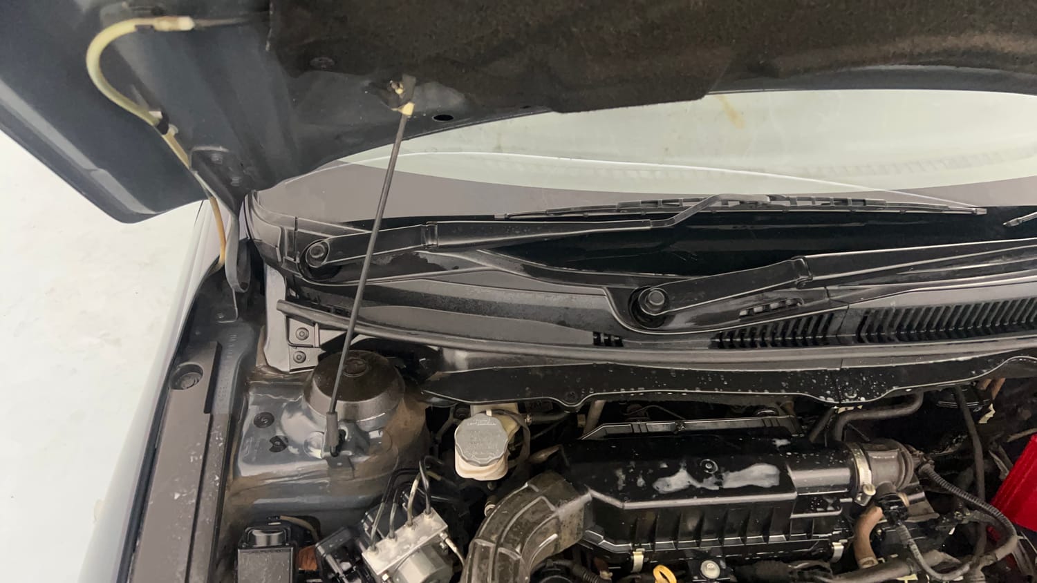 Used 2022 Maruti Suzuki Ciaz Alpha 1.5 Petrol Manual engine ENGINE RIGHT SIDE HINGE & APRON VIEW
