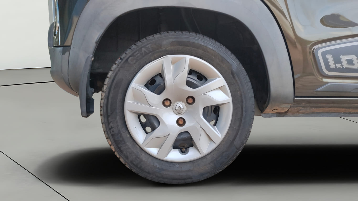 Used 2021 Renault Kwid RXT 1.0 Opt Petrol Manual tyres RIGHT REAR TYRE RIM VIEW