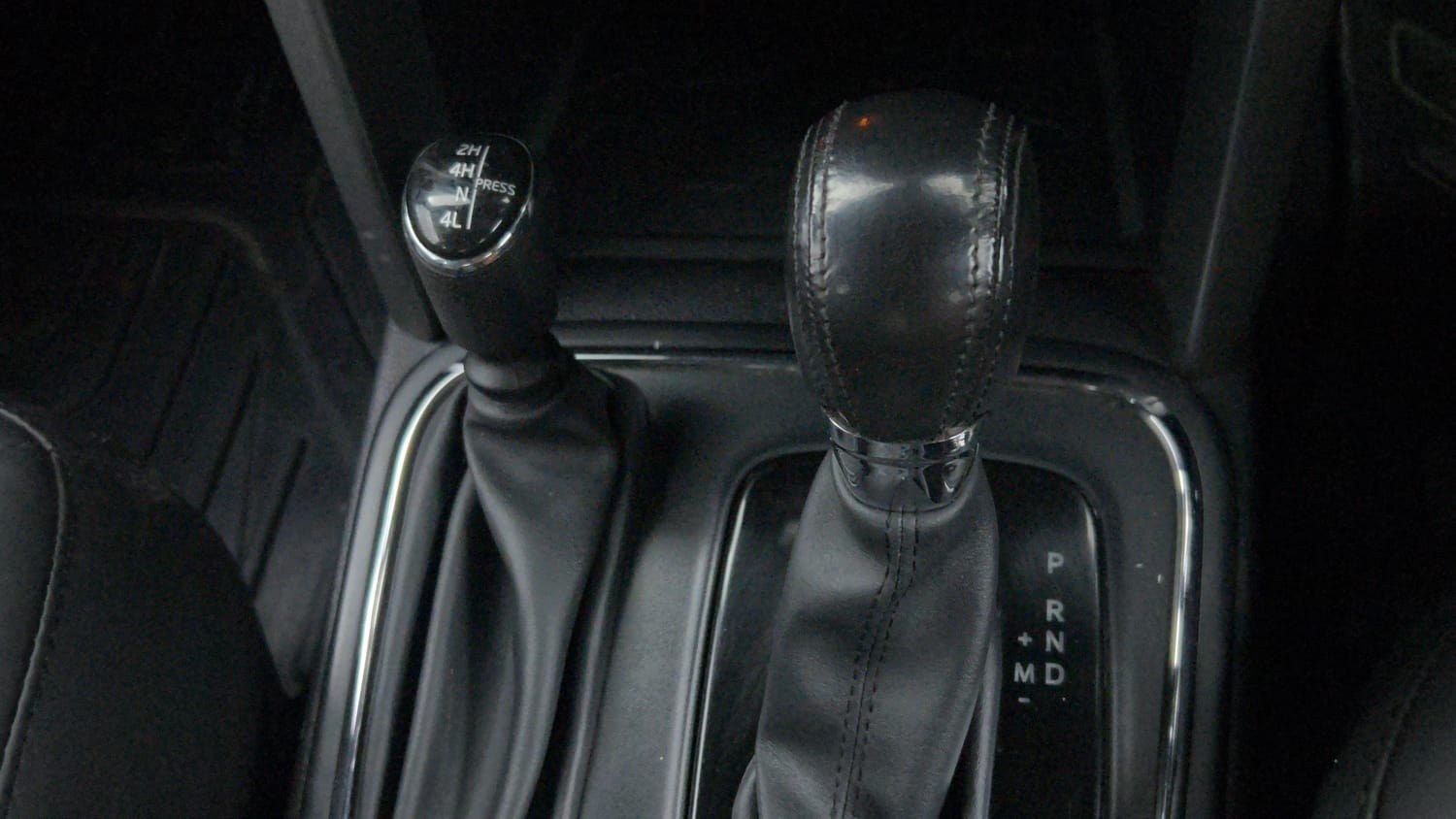 Used 2022 mahindra Thar LX Hard Top Petrol AT 4WD Petrol Automatic interior GEAR  KNOB VIEW