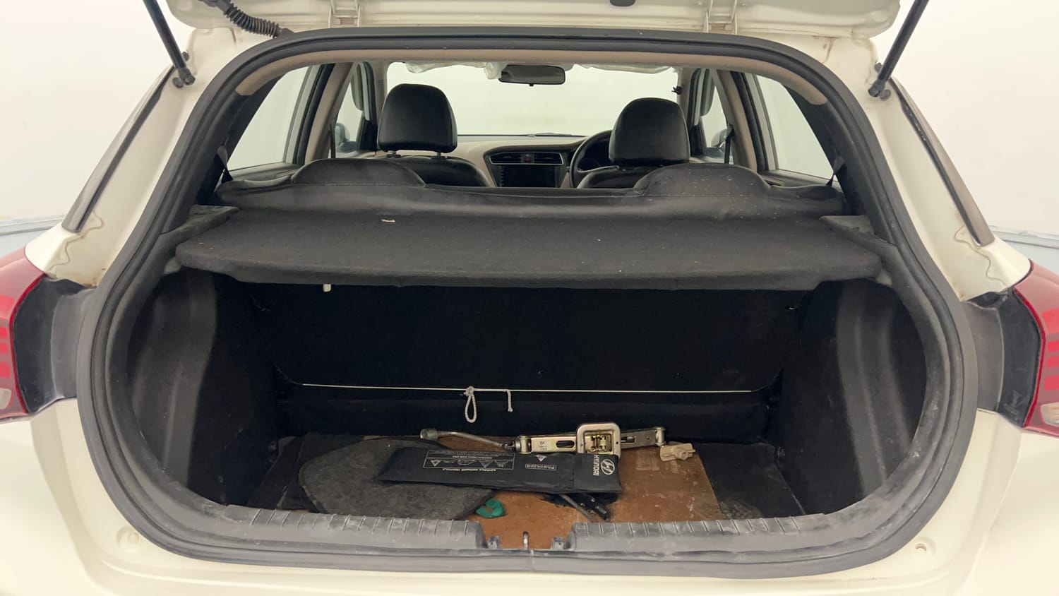 Used 2018 Hyundai Elite i20 Magna Executive 1.2 Petrol Manual interior DICKY INSIDE VIEW