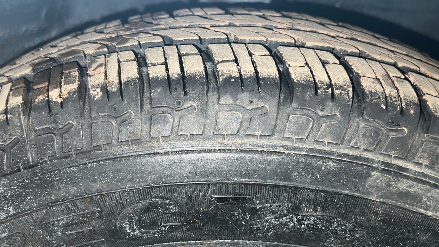 Used 2013 Hyundai i10 Magna 1.1 iRDE2 Petrol Manual tyres RIGHT FRONT TYRE TREAD VIEW