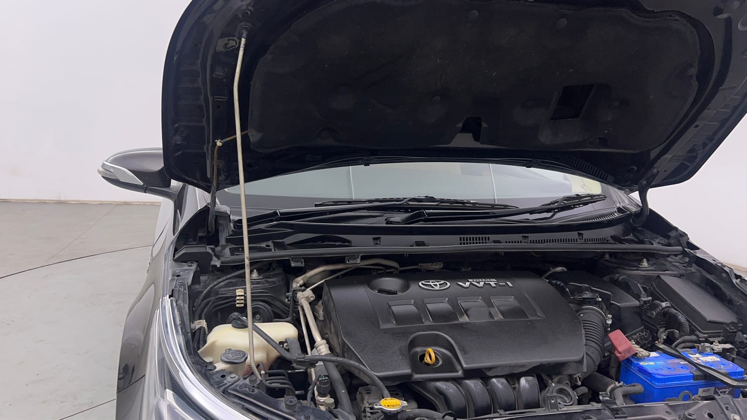 Used 2017 Toyota Corolla Altis VL CVT Petrol Petrol Automatic engine ENGINE RIGHT SIDE HINGE & APRON VIEW