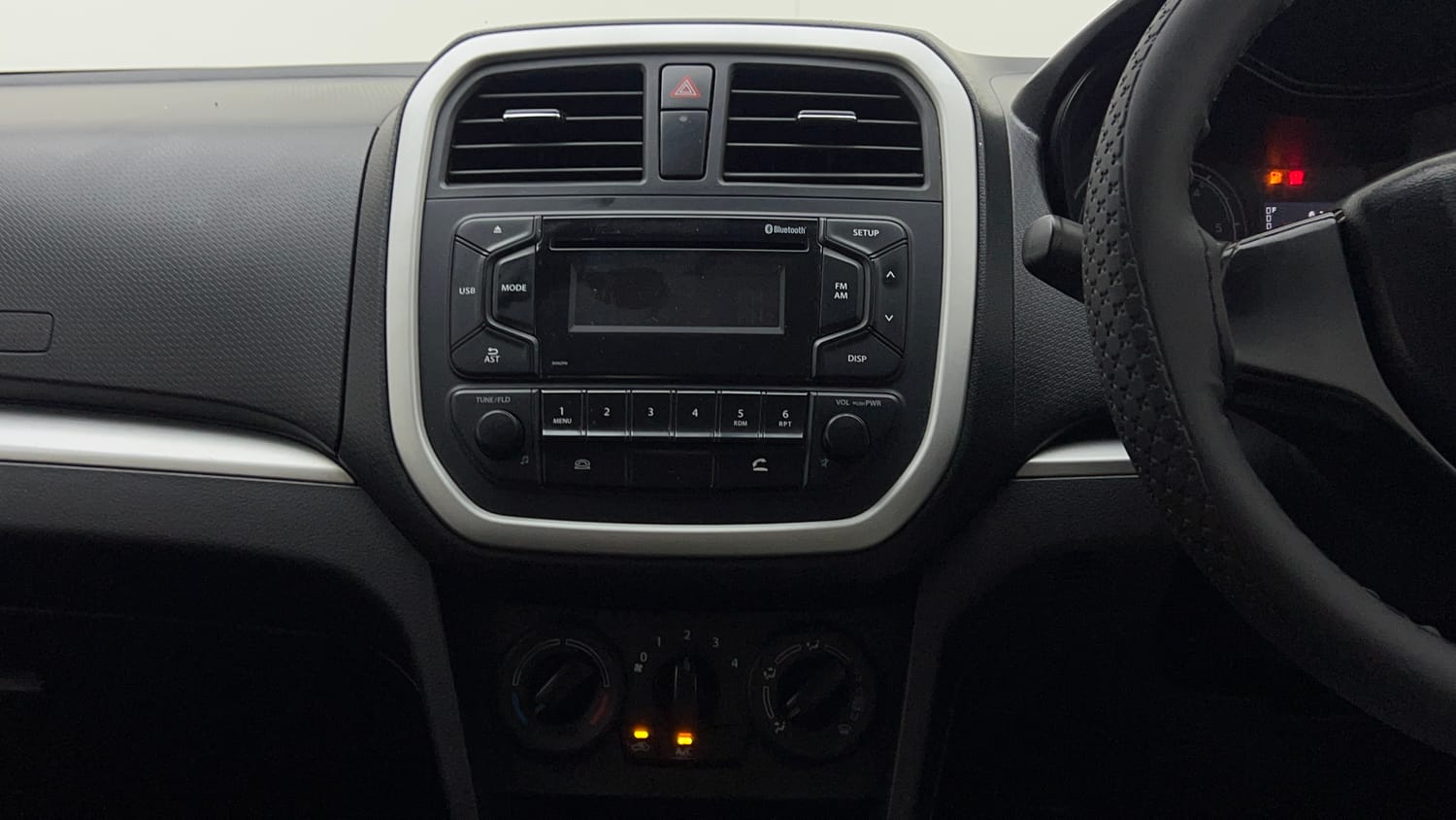 Used 2018 maruti-suzuki Vitara Brezza VDi AGS Diesel Automatic interior MUSIC SYSTEM & AC CONTROL VIEW