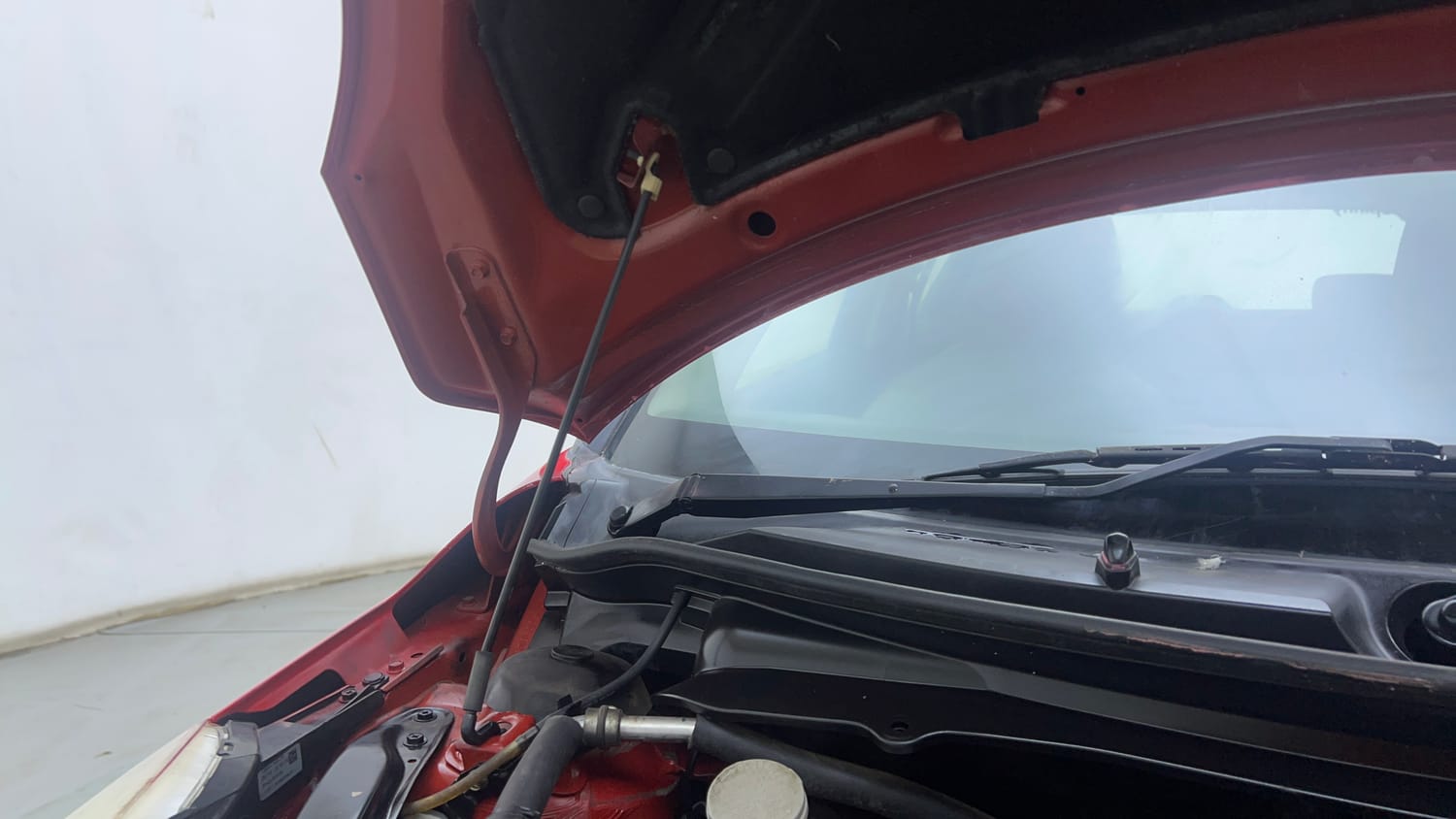 Used 2015 Maruti Suzuki Swift VXi Petrol Manual engine ENGINE RIGHT SIDE HINGE & APRON VIEW