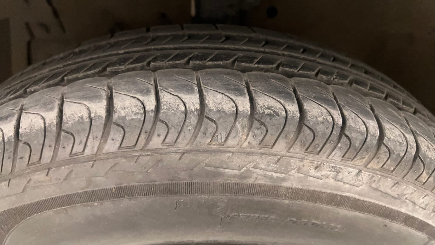 Used 2015 Maruti Suzuki Swift VXi Petrol Manual tyres LEFT FRONT TYRE TREAD VIEW