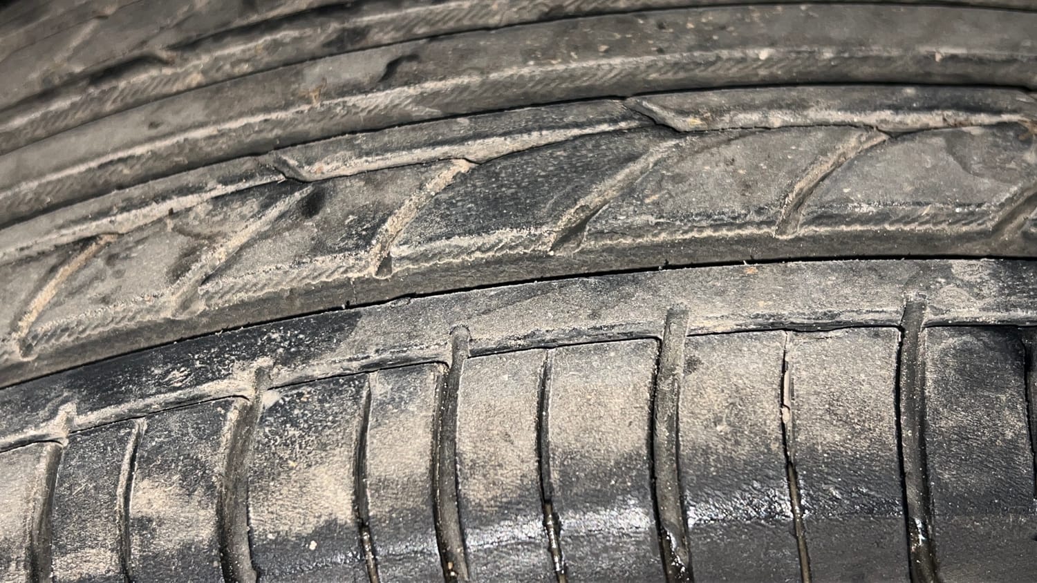 Used 2023 Renault Kiger RXZ 1.0 Turbo MT Dual Tone Petrol Manual tyres RIGHT FRONT TYRE TREAD VIEW