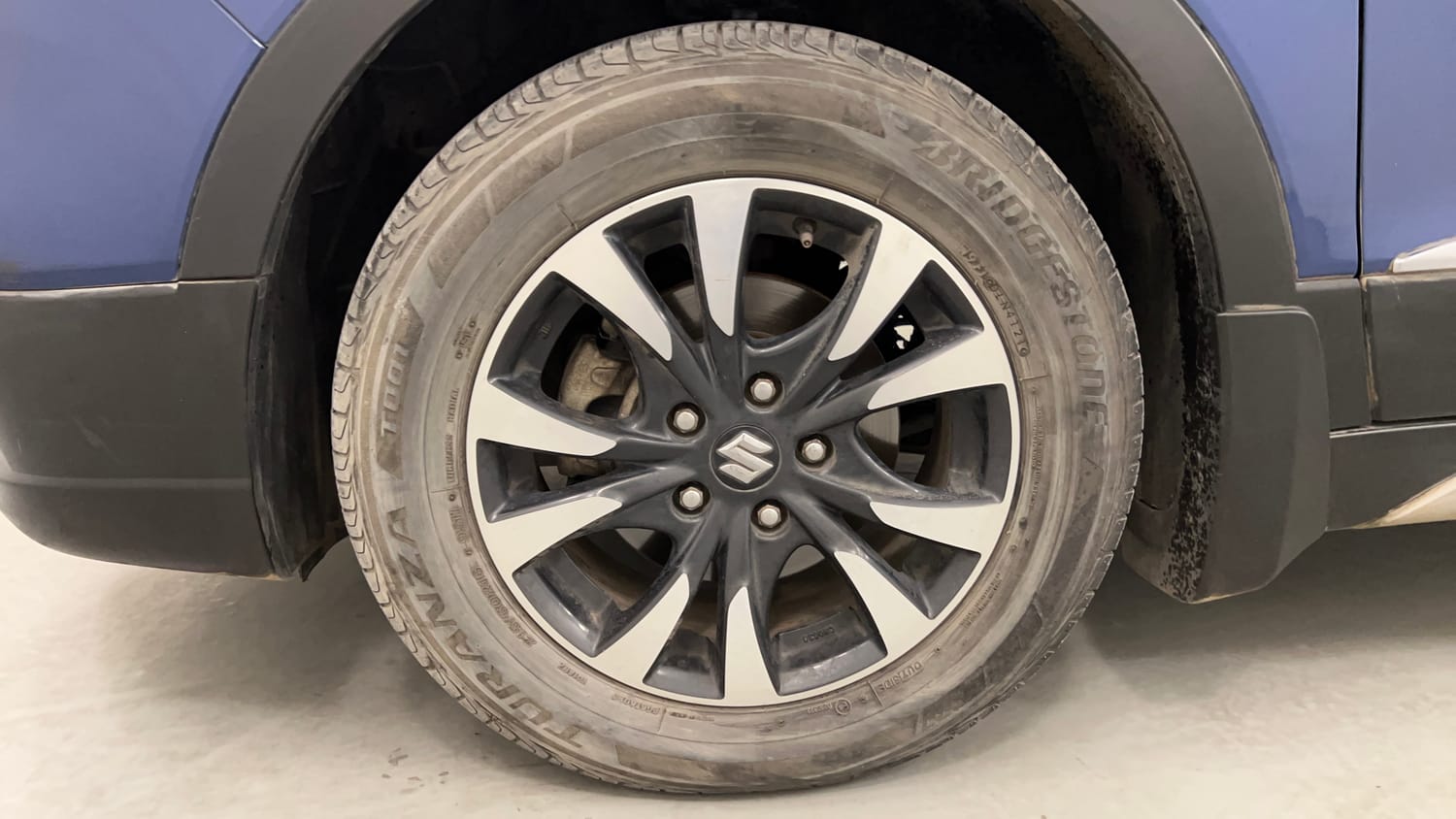 Used 2017 Maruti Suzuki S-Cross Alpha 1.3 Diesel Manual tyres LEFT FRONT TYRE RIM VIEW