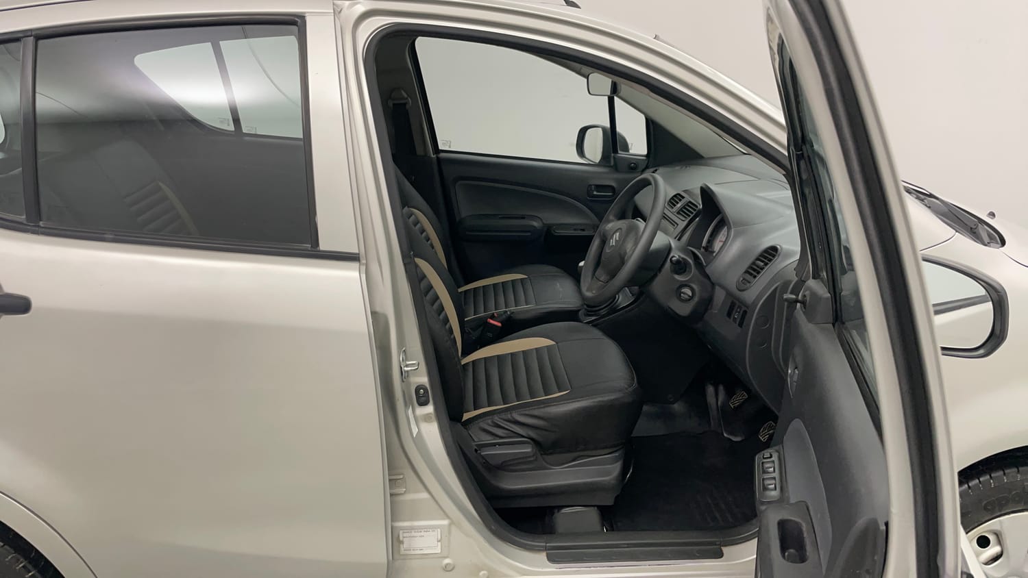 Used 2014 Maruti Suzuki Ritz Lxi BS-IV Petrol Manual interior RIGHT SIDE FRONT DOOR CABIN VIEW