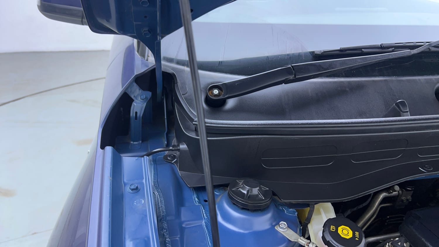 Used 2023 Hyundai Venue S (O) 1.0 Turbo DCT Petrol Automatic engine ENGINE RIGHT SIDE HINGE & APRON VIEW