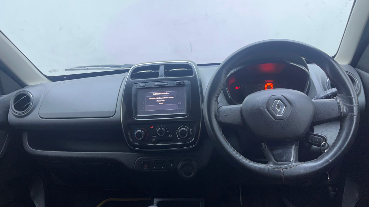 Used 2018 Renault Kwid 1.0 RXT Petrol Manual interior DASHBOARD VIEW