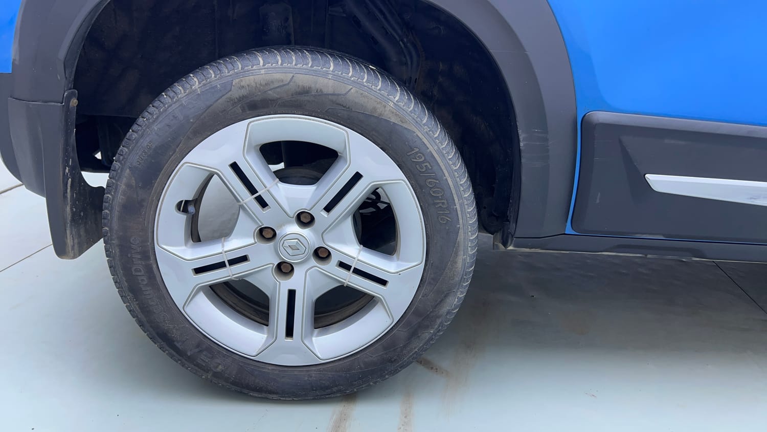 Used 2022 Renault Kiger RXT MT Petrol Manual tyres RIGHT REAR TYRE RIM VIEW