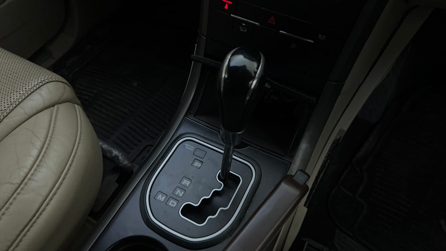 Used 2016 Mahindra XUV500 W10 AT Diesel Automatic interior GEAR  KNOB VIEW