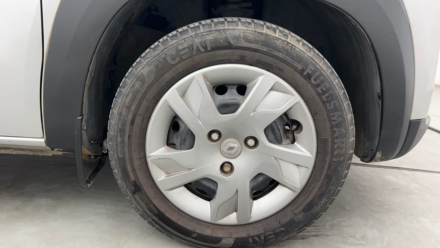 Used 2021 Renault Kwid RXT 1.0 AMT Opt Petrol Automatic tyres RIGHT FRONT TYRE RIM VIEW