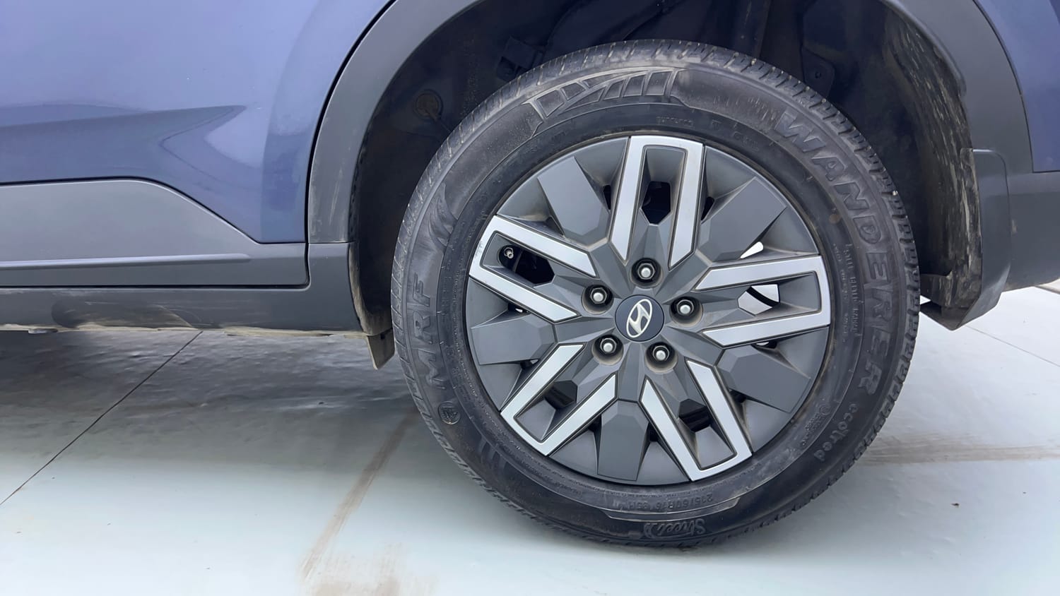 Used 2023 Hyundai Venue S (O) 1.0 Turbo DCT Petrol Automatic tyres LEFT REAR TYRE RIM VIEW