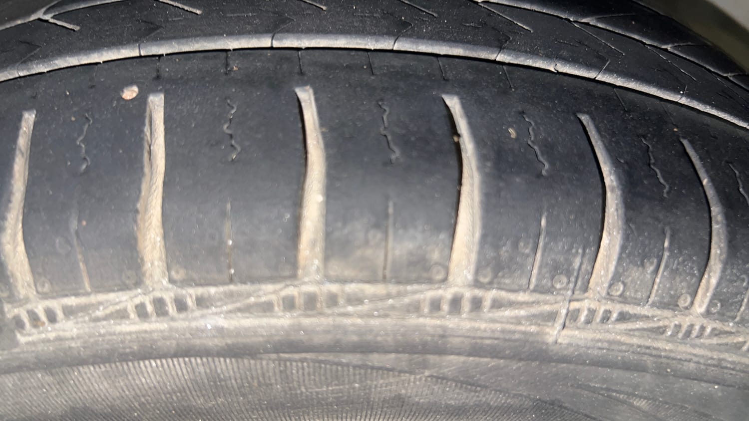 Used 2016 Honda Amaze 1.2 S i-VTEC Petrol Manual tyres LEFT REAR TYRE TREAD VIEW