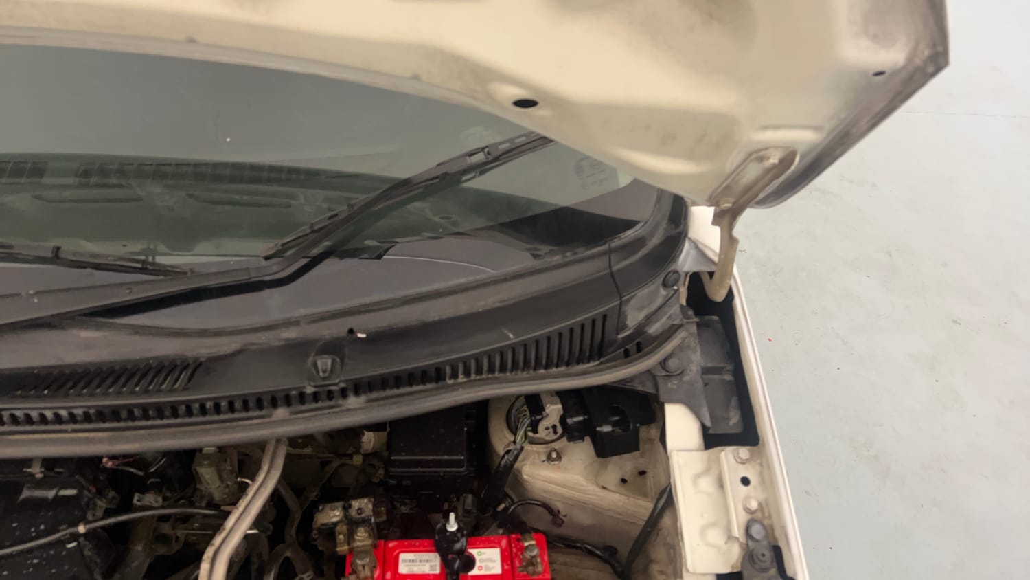Used 2015 Maruti Suzuki Wagon R VXI Petrol Manual engine ENGINE LEFT SIDE HINGE & APRON VIEW