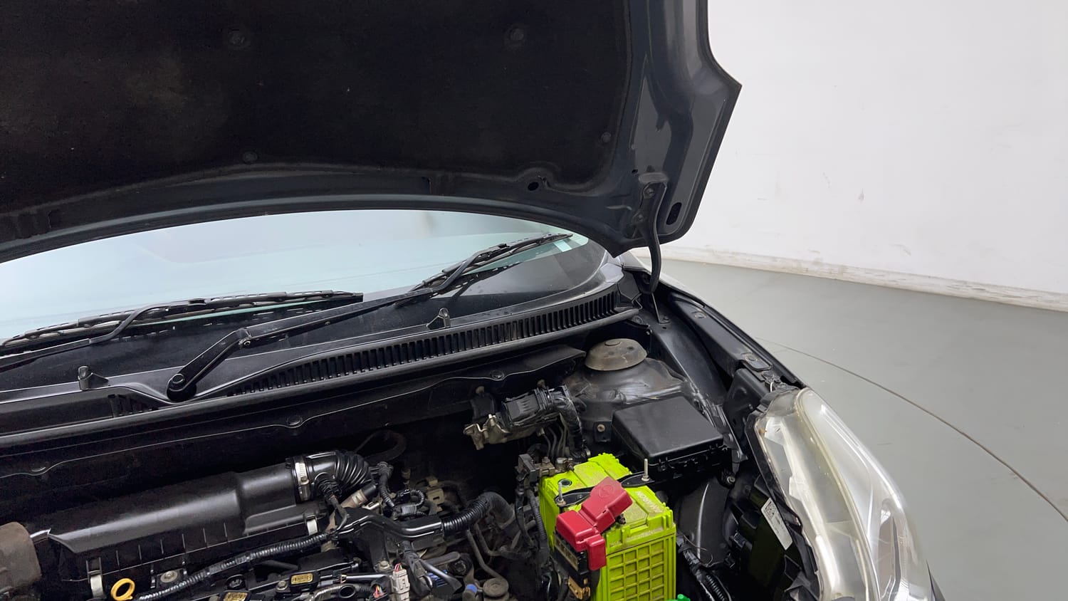 Used 2017 Maruti Suzuki Baleno Delta 1.2 Petrol Manual engine ENGINE LEFT SIDE HINGE & APRON VIEW