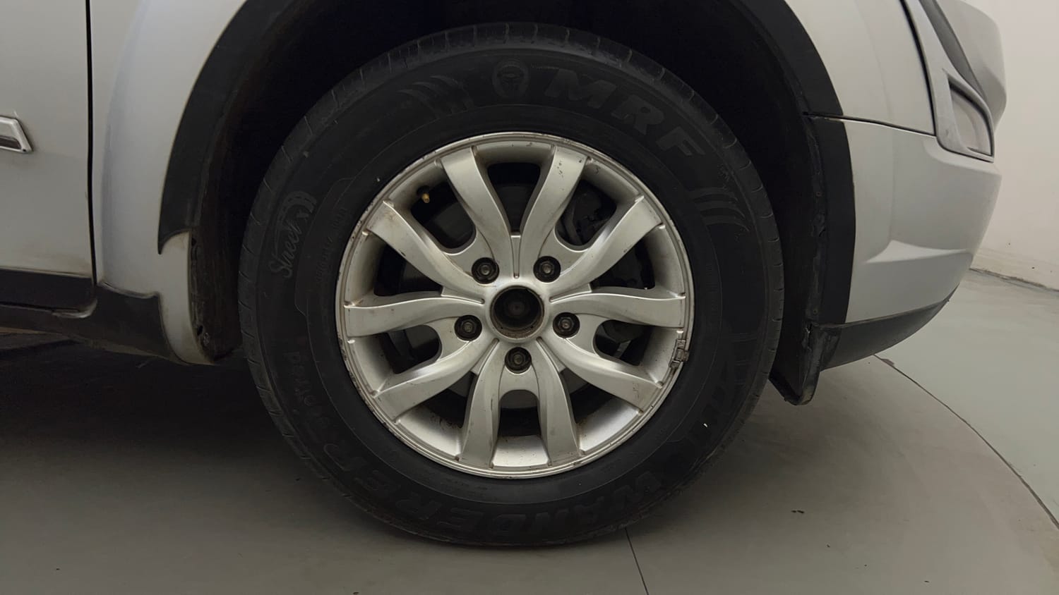Used 2016 Mahindra XUV500 W10 AT Diesel Automatic tyres RIGHT FRONT TYRE RIM VIEW