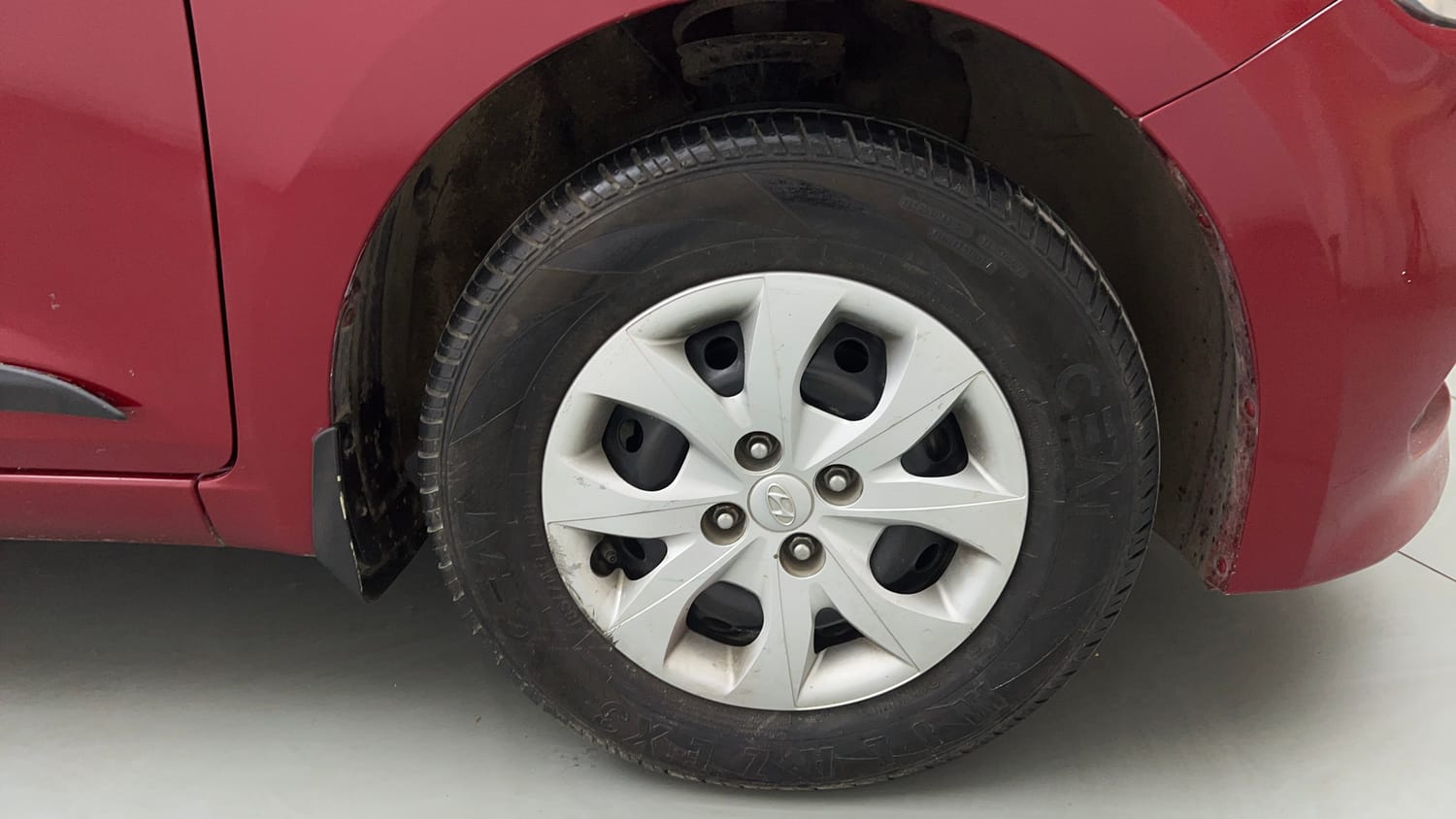 Used 2015 Hyundai Elite i20 Sportz 1.2 Petrol Manual tyres RIGHT FRONT TYRE RIM VIEW
