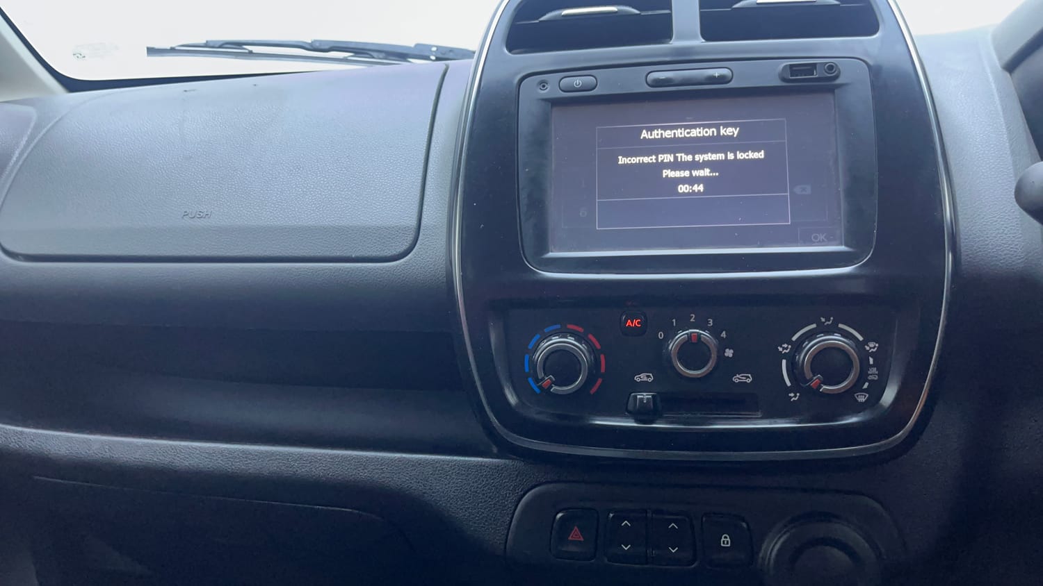 Used 2018 Renault Kwid 1.0 RXT Petrol Manual interior MUSIC SYSTEM & AC CONTROL VIEW