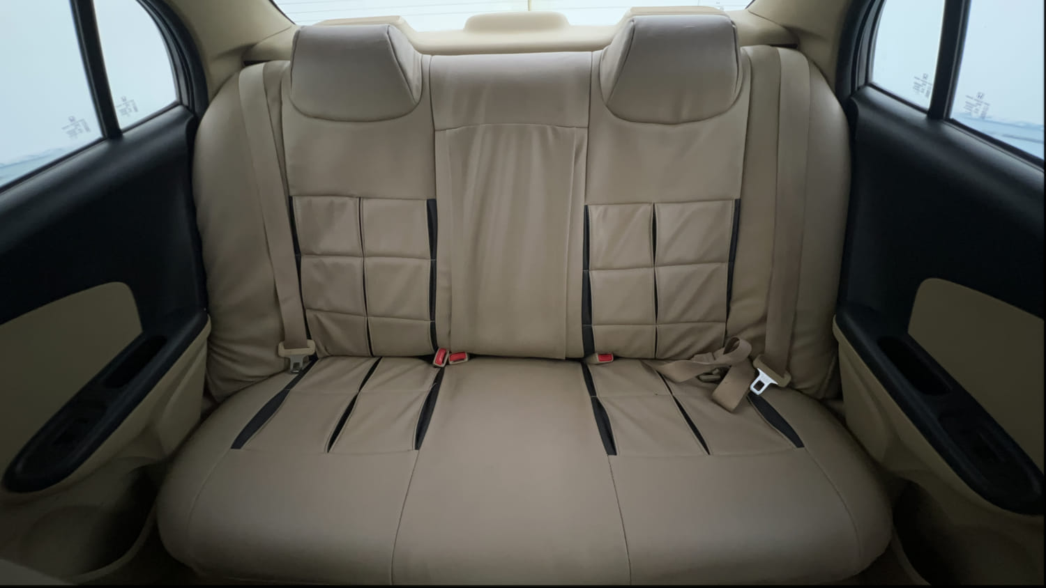 Used 2016 Honda Amaze 1.2 VX i-VTEC Petrol Manual interior REAR SEAT CONDITION VIEW