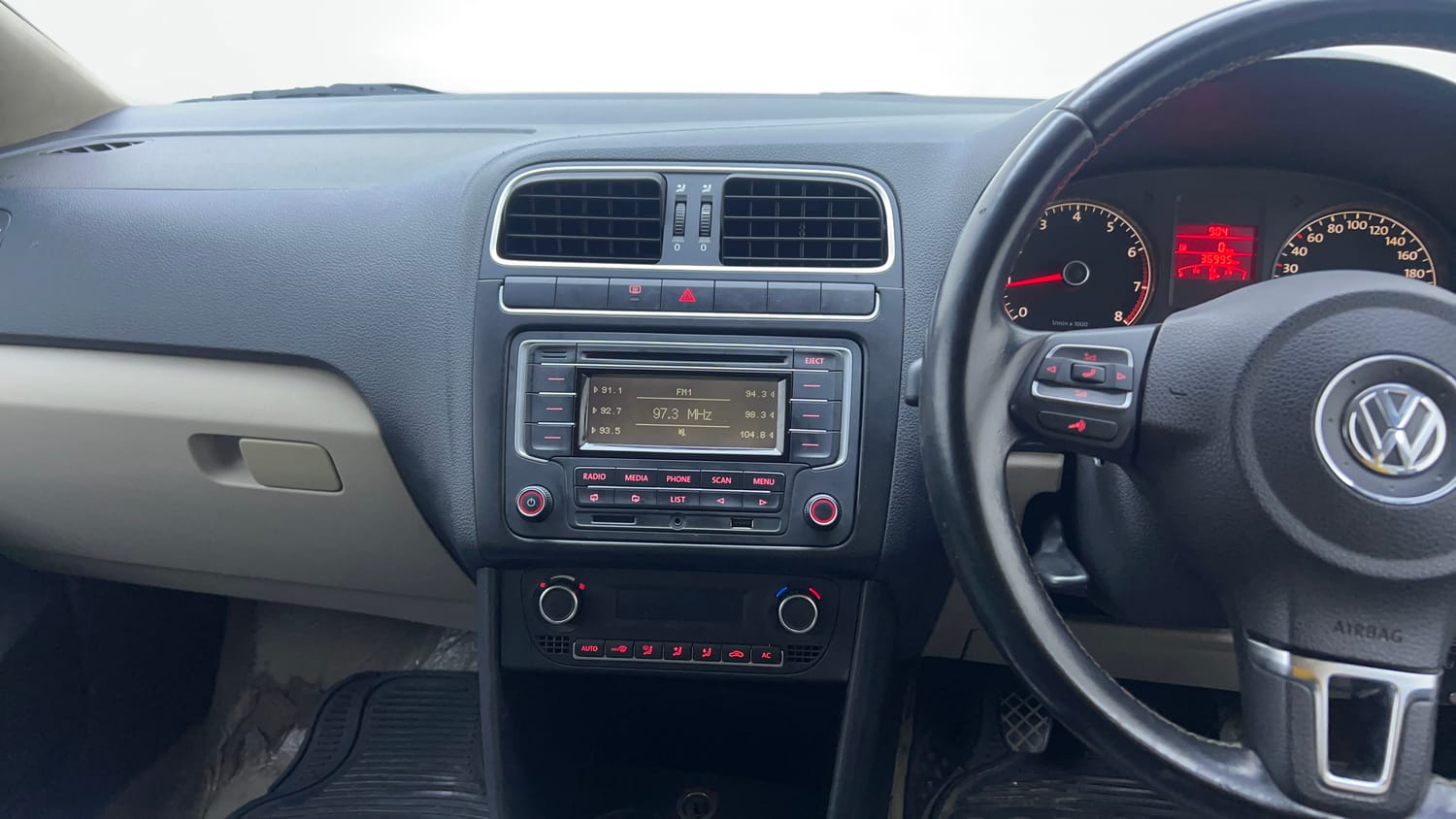 Used 2013 Volkswagen Polo Highline1.2L (P) Petrol Manual interior MUSIC SYSTEM & AC CONTROL VIEW