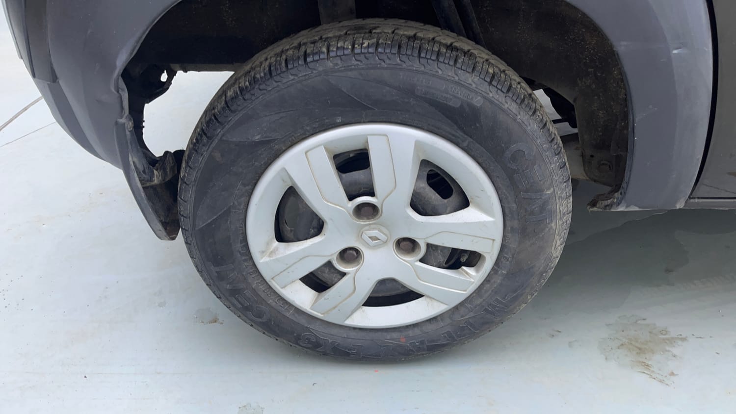 Used 2017 Renault Kwid 1.0 RXT AMT Petrol Automatic tyres RIGHT REAR TYRE RIM VIEW