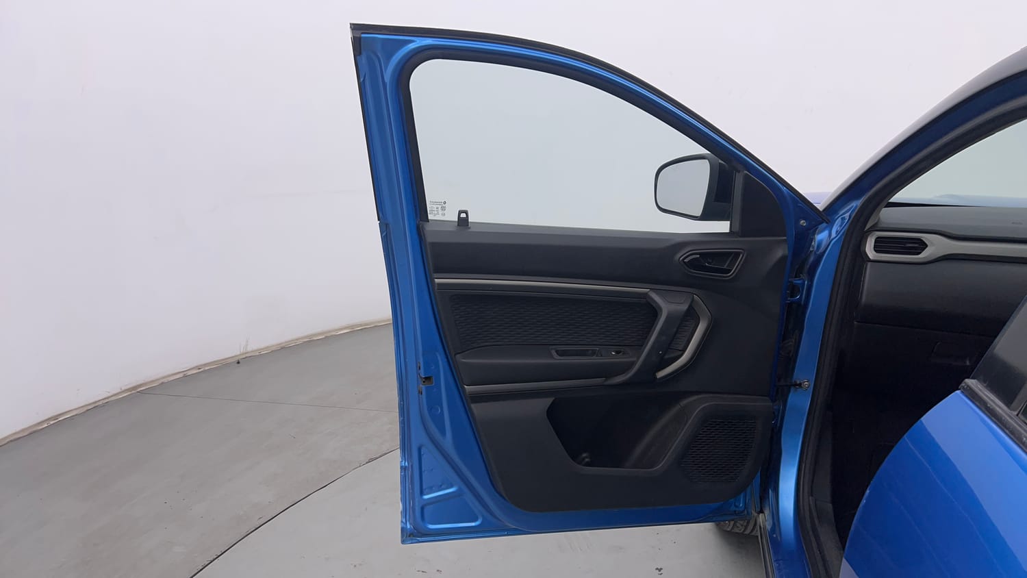 Used 2023 Renault Kiger RXZ 1.0 Turbo MT Dual Tone Petrol Manual interior LEFT FRONT DOOR OPEN VIEW