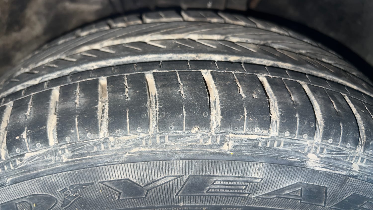 Used 2013 Volkswagen Polo Highline1.2L (P) Petrol Manual tyres RIGHT FRONT TYRE TREAD VIEW