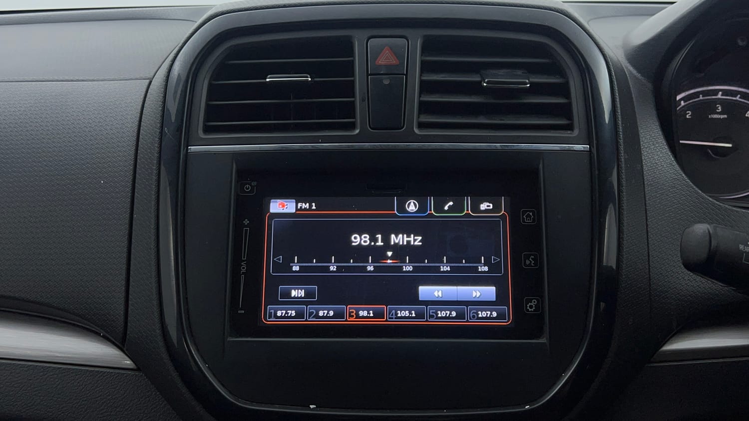 Used 2016 Maruti Suzuki Vitara Brezza [2016-2020] ZDi Plus Diesel Manual top_features Touch screen infotainment system