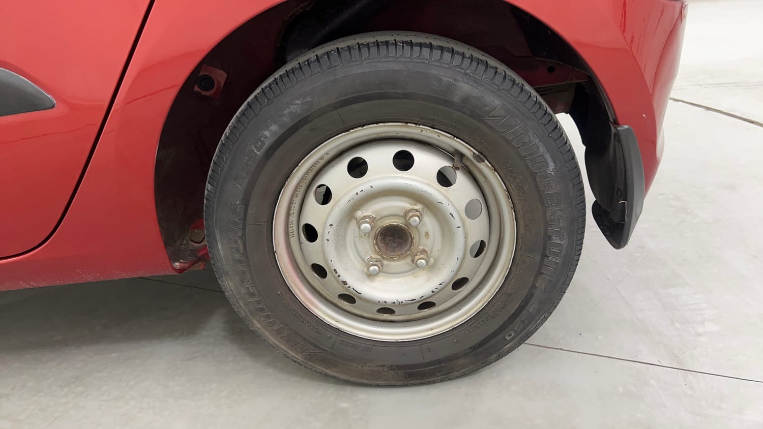 Used 2013 Hyundai i10 Era 1.1 iRDE2 Petrol Manual tyres LEFT REAR TYRE RIM VIEW