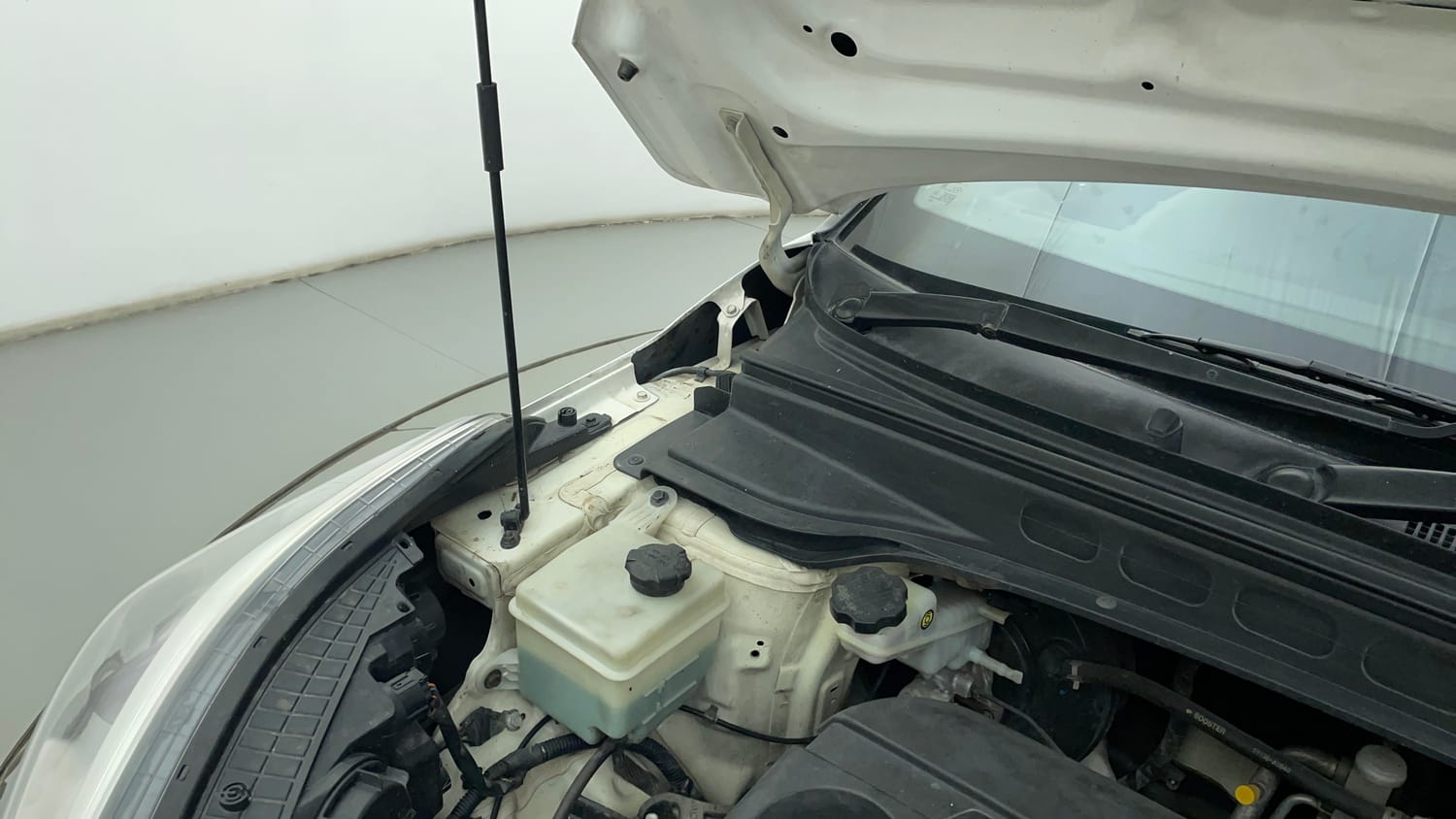 Used 2018 Hyundai Creta SX 1.6 AT CRDi Diesel Automatic engine ENGINE RIGHT SIDE HINGE & APRON VIEW