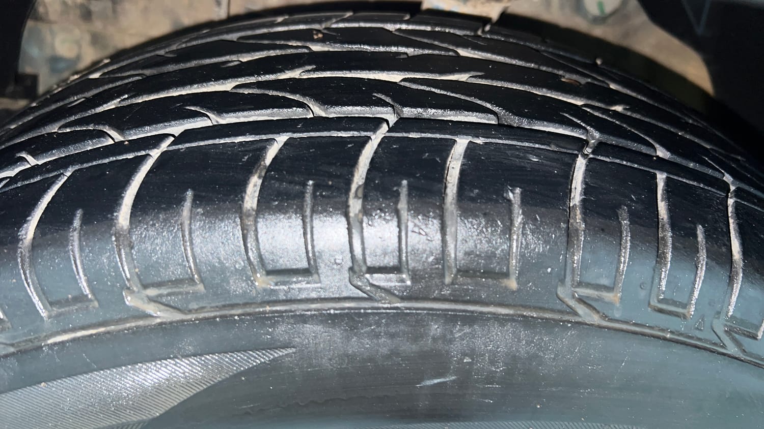 Used 2022 Mahindra XUV 300 W6 1.2 Petrol Petrol Manual tyres LEFT FRONT TYRE TREAD VIEW