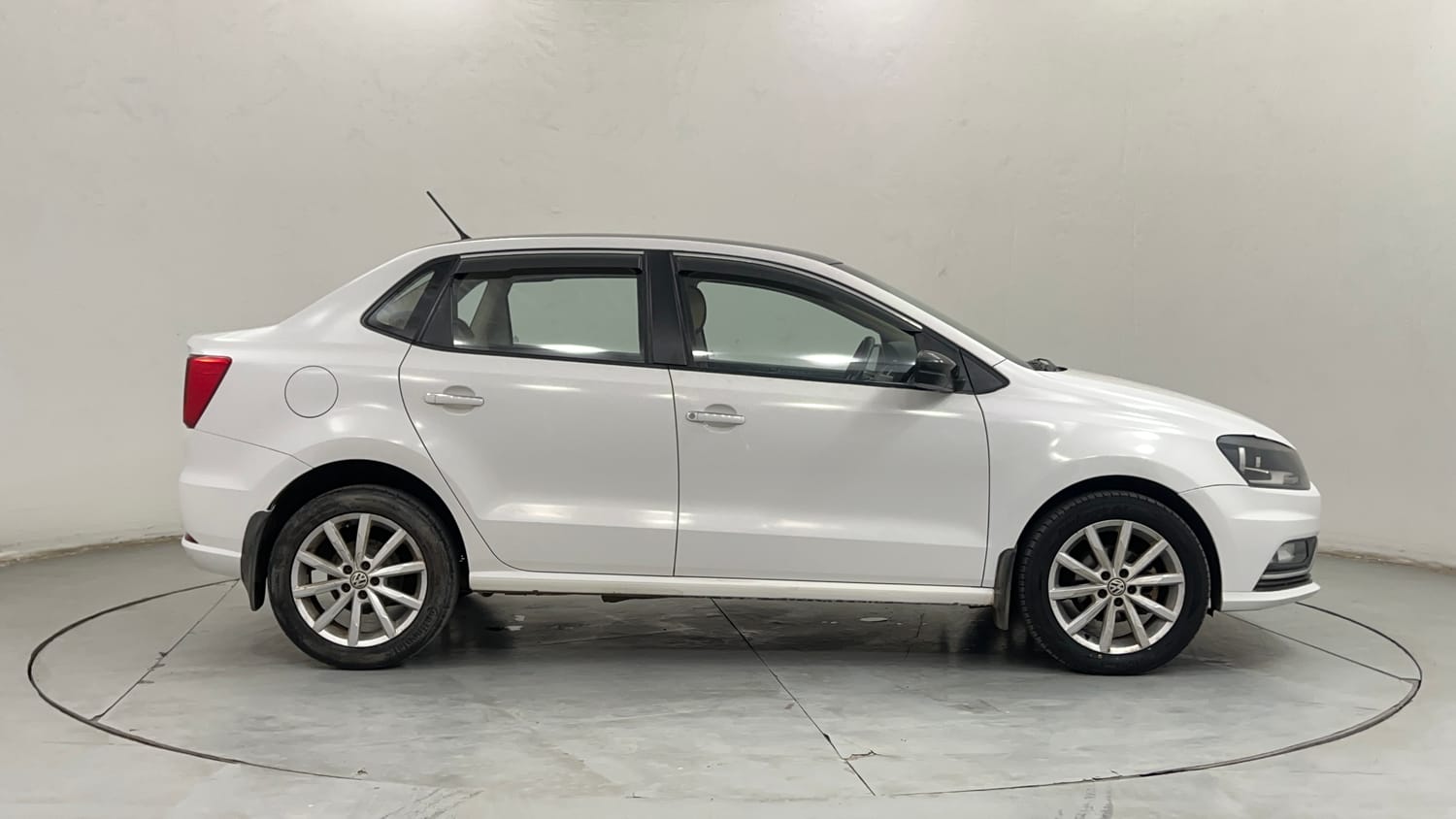 Used 2019 Volkswagen Ameo Highline Plus 1.5L AT (D)16 Alloy Diesel Automatic exterior RIGHT SIDE VIEW