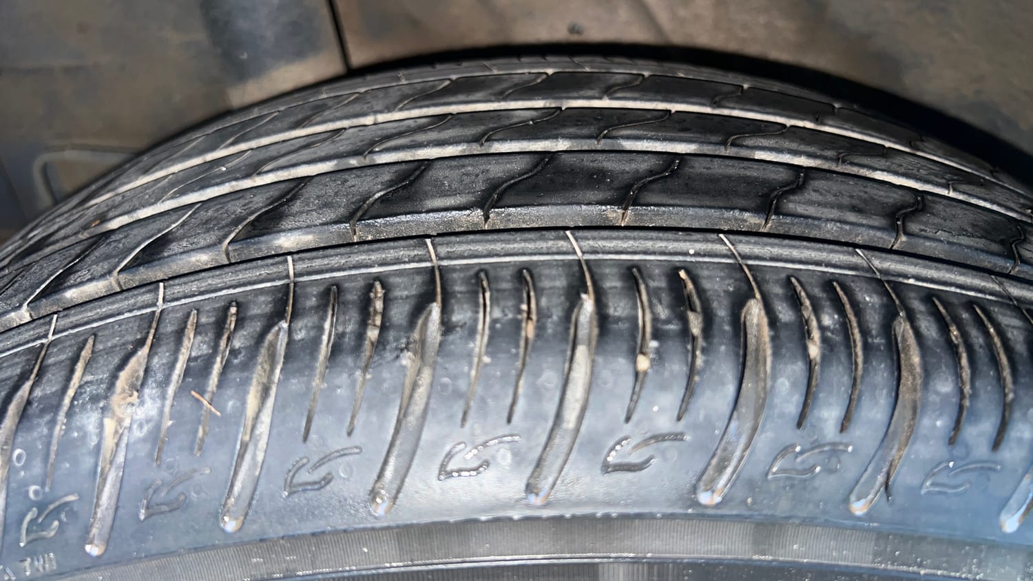 Used 2023 Hyundai Venue S (O) 1.0 Turbo DCT Petrol Automatic tyres RIGHT REAR TYRE TREAD VIEW