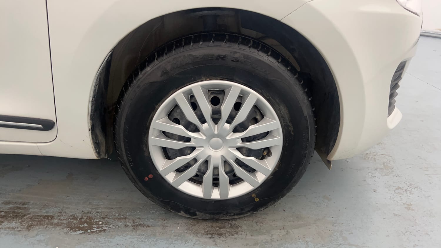 Used 2021 Maruti Suzuki Swift VXi Petrol Manual tyres RIGHT FRONT TYRE RIM VIEW
