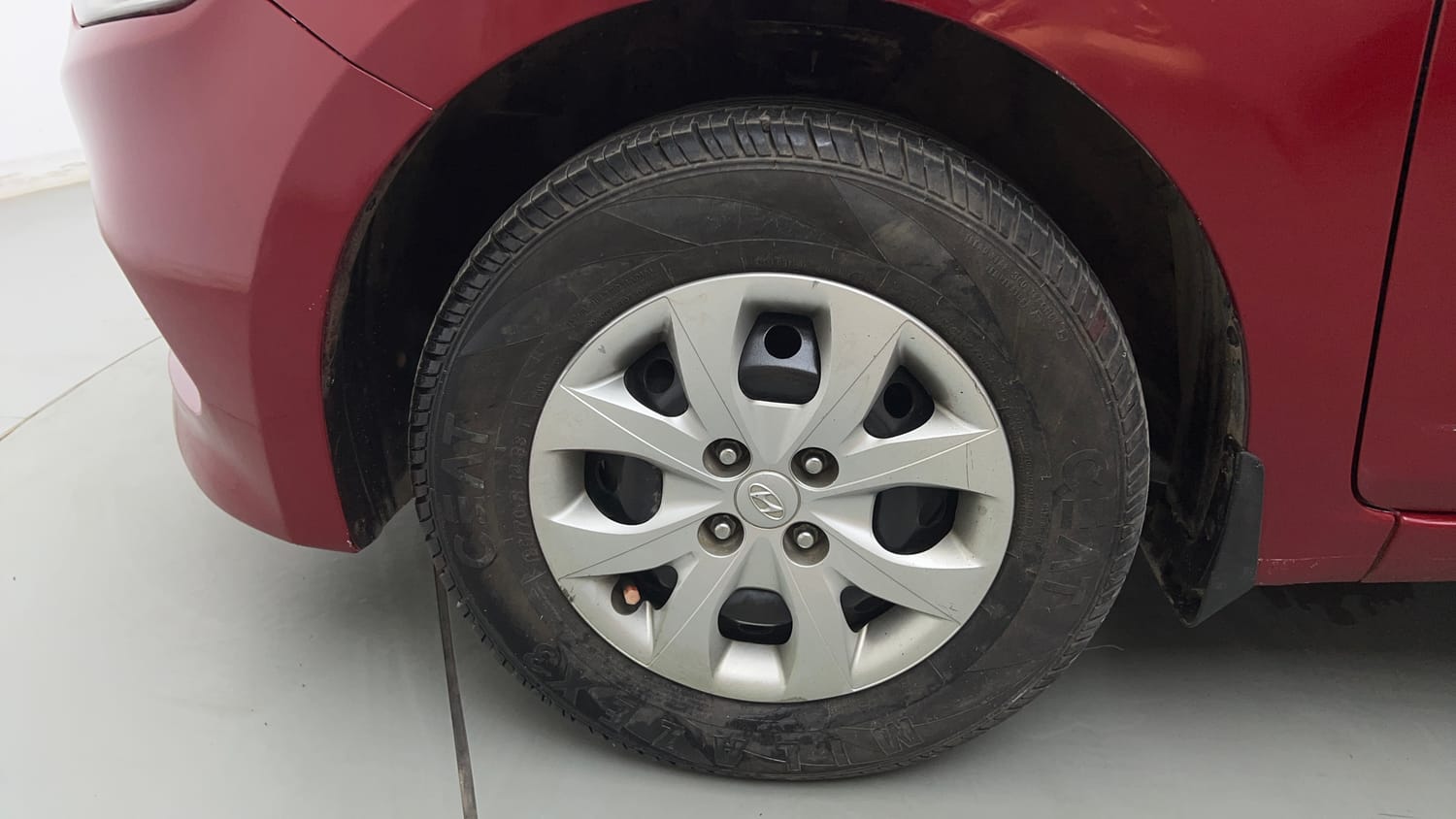 Used 2015 Hyundai Elite i20 Sportz 1.2 Petrol Manual tyres LEFT FRONT TYRE RIM VIEW