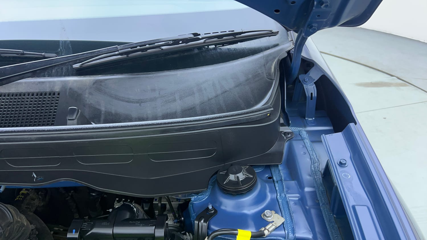 Used 2023 Hyundai Venue S (O) 1.0 Turbo DCT Petrol Automatic engine ENGINE LEFT SIDE HINGE & APRON VIEW