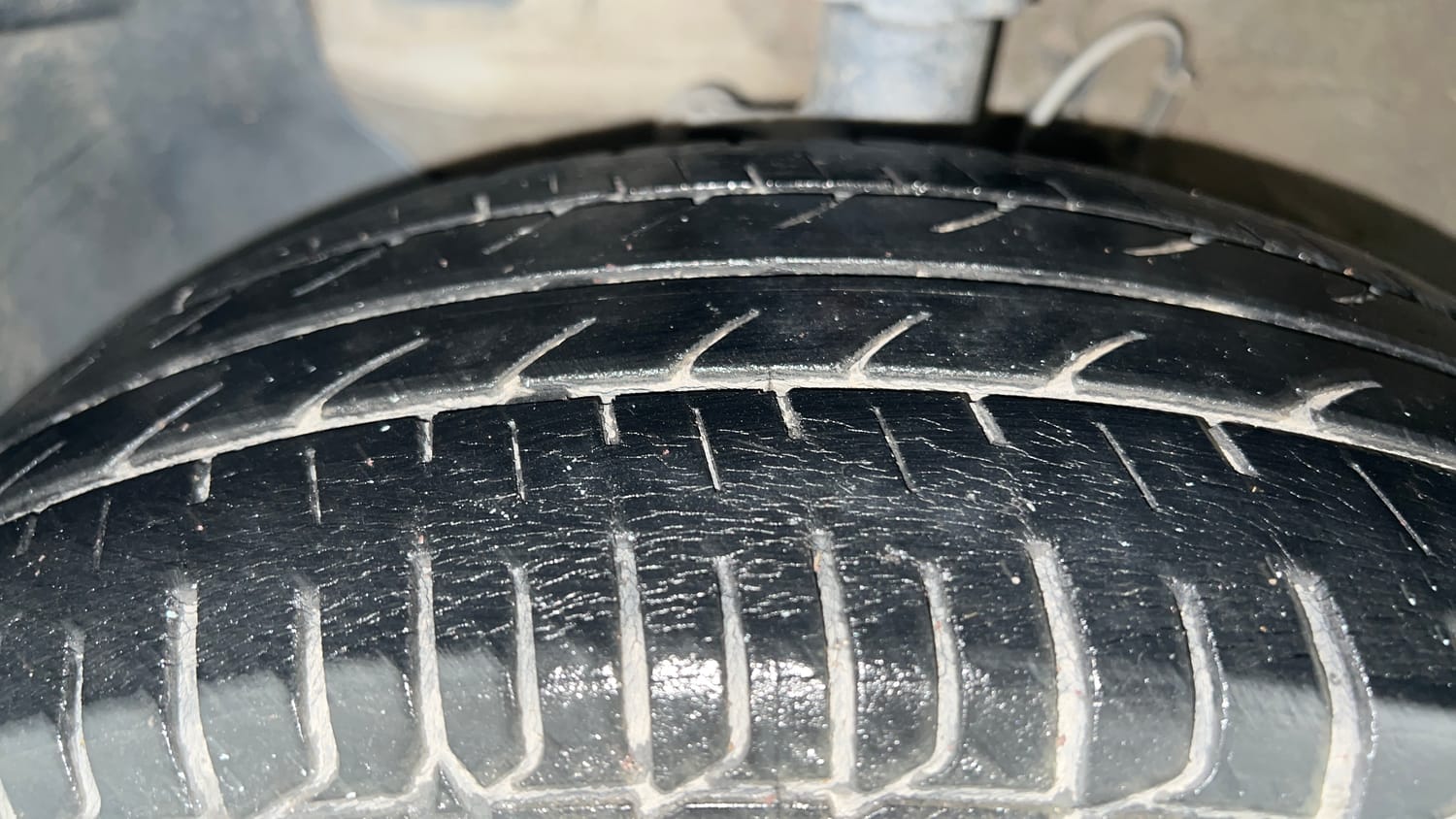 Used 2018 Hyundai Elite i20 Magna Executive 1.2 Petrol Manual tyres LEFT FRONT TYRE TREAD VIEW