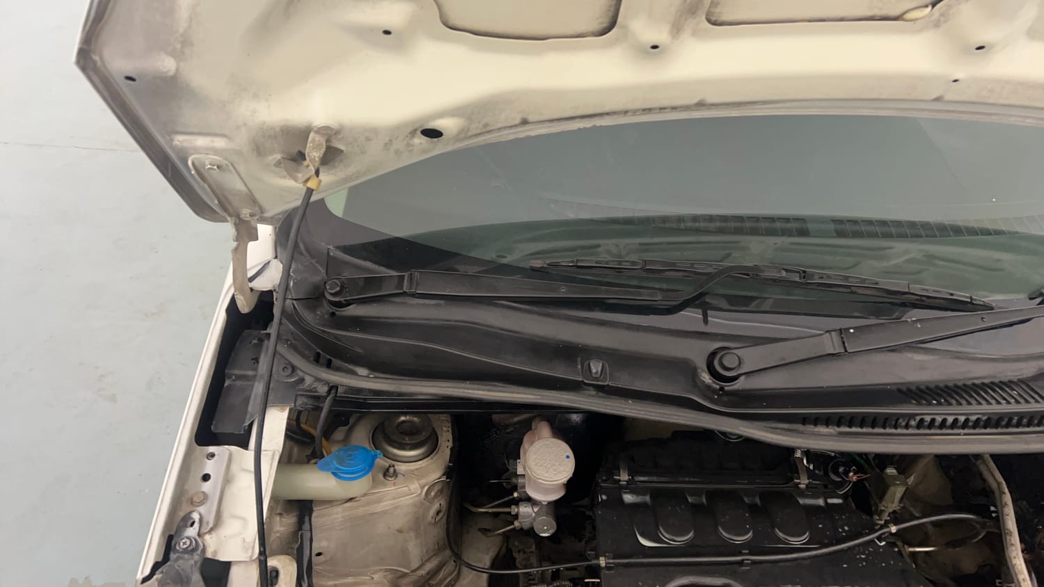 Used 2015 Maruti Suzuki Wagon R VXI Petrol Manual engine ENGINE RIGHT SIDE HINGE & APRON VIEW