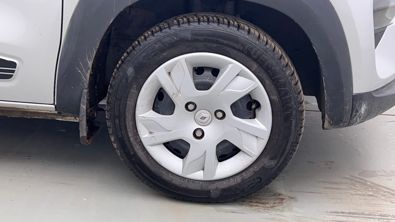 Used 2024 Renault Kwid RXT 1.0L AMT Petrol Automatic tyres RIGHT FRONT TYRE RIM VIEW