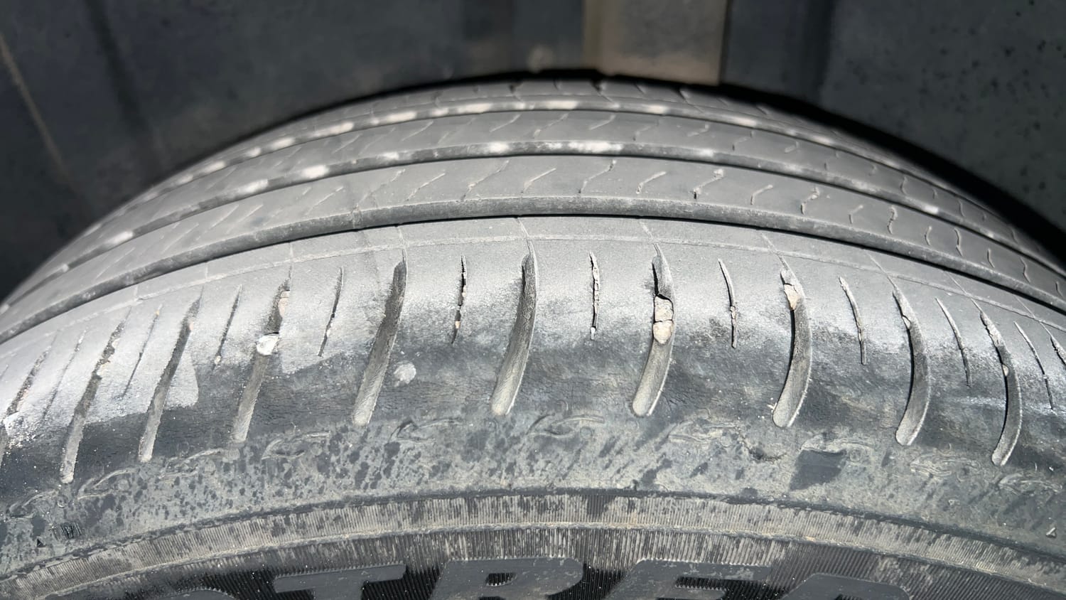 Used 2023 Skoda Slavia Style 1.0L TSI AT Petrol Automatic tyres LEFT REAR TYRE TREAD VIEW