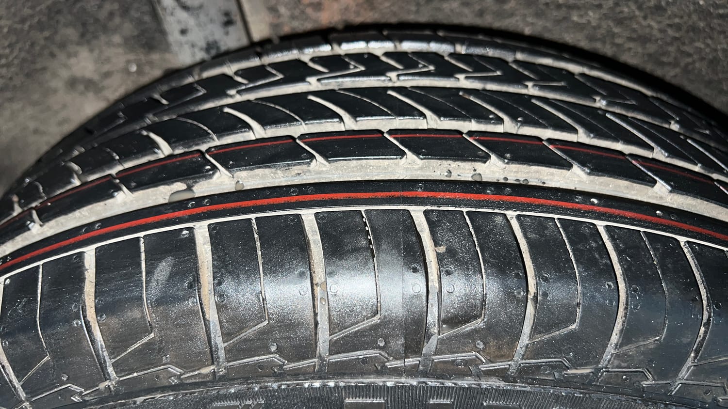 Used 2018 maruti-suzuki Vitara Brezza VDi AGS Diesel Automatic tyres RIGHT REAR TYRE TREAD VIEW