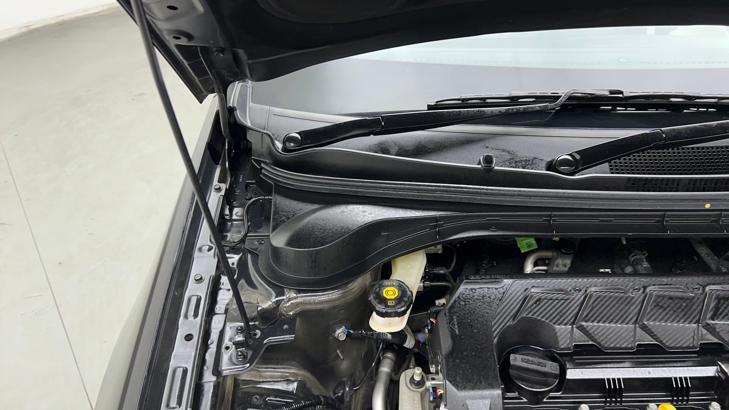 Used 2025 Hyundai Verna SX 1.5 Petrol IVT Petrol Automatic engine ENGINE RIGHT SIDE HINGE & APRON VIEW